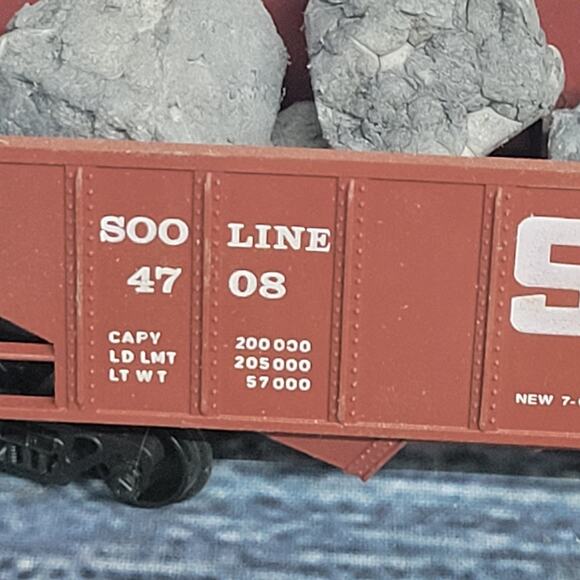 H.O scale 4 bottom hopper with foam rocks brown and white - Picture 2 of 8